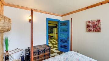 2 bedrooms, iron/ironing board, internet, bed sheets