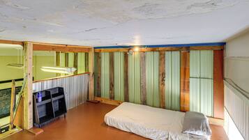 2 bedrooms, iron/ironing board, Internet, bed sheets