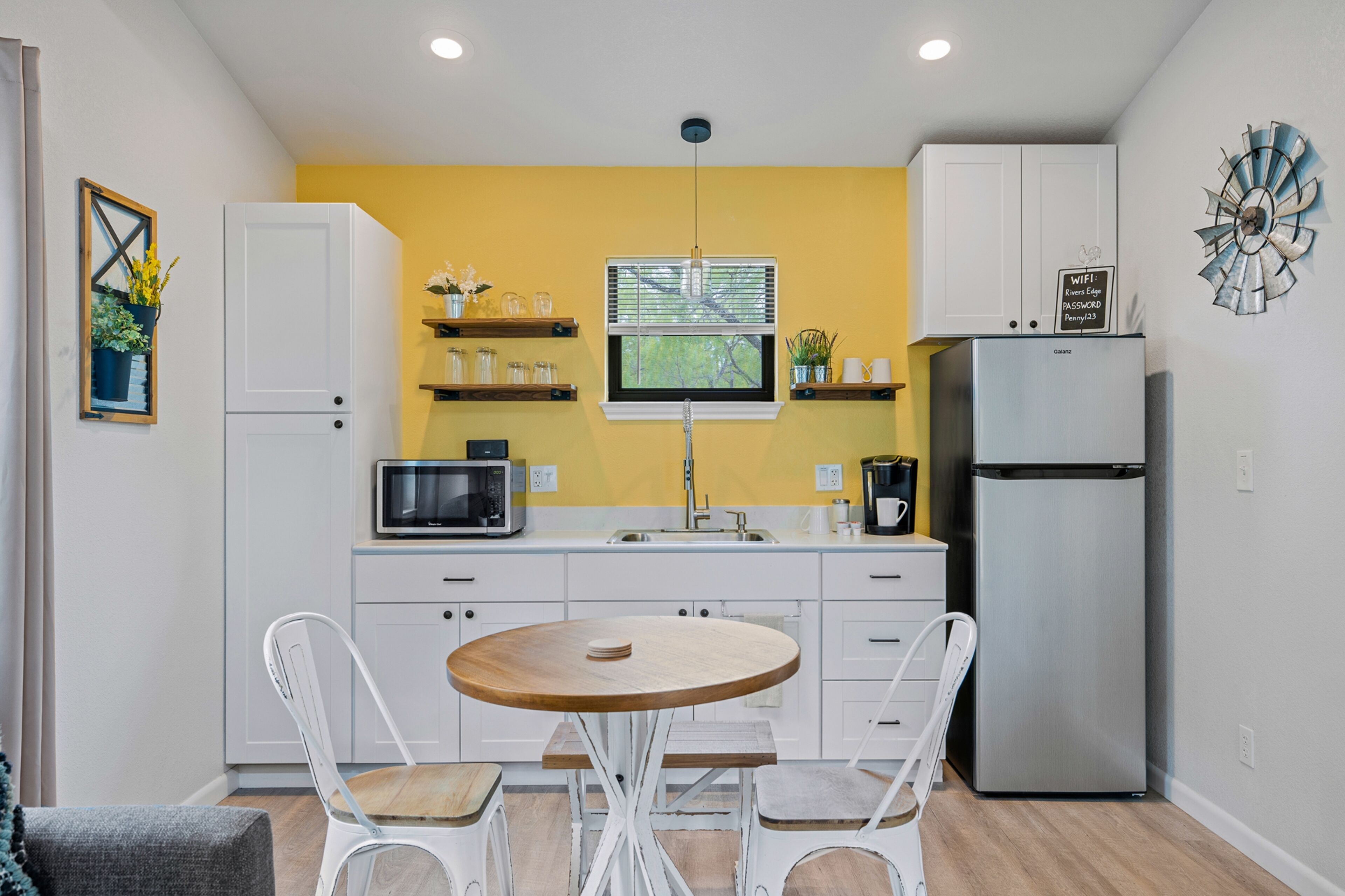 River's Edge Cottage with waterfront location, near wineries & town