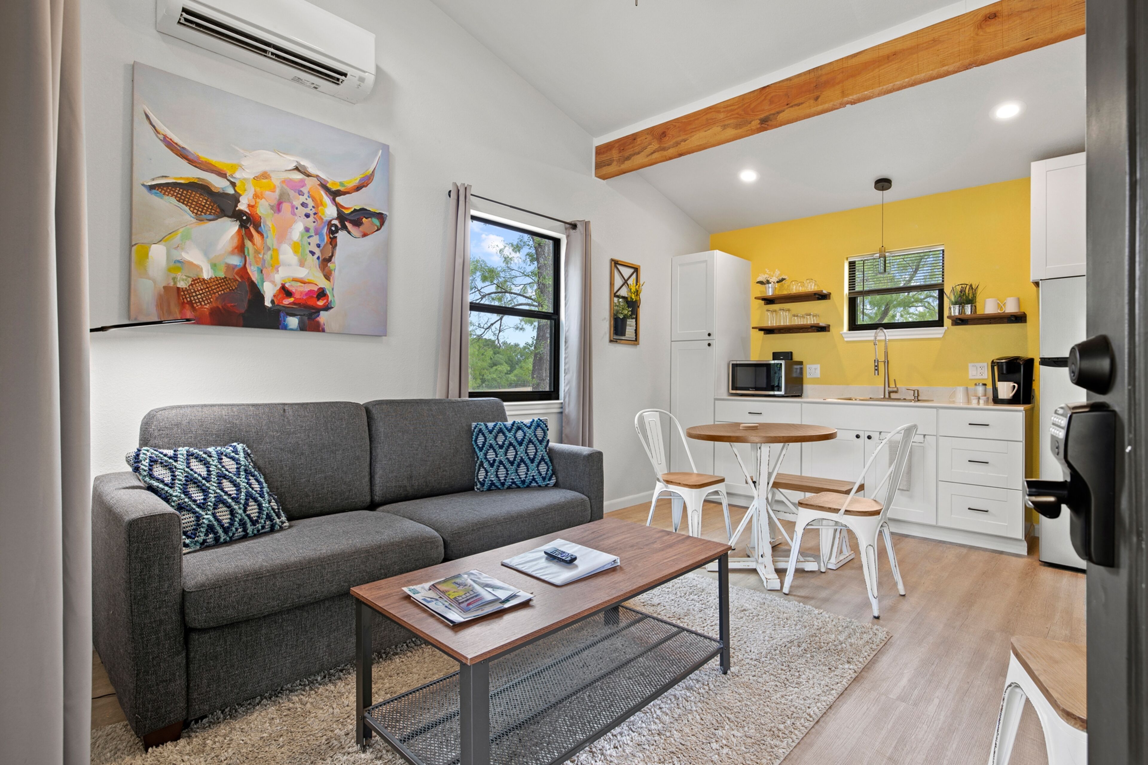 River's Edge Cottage with waterfront location, near wineries & town