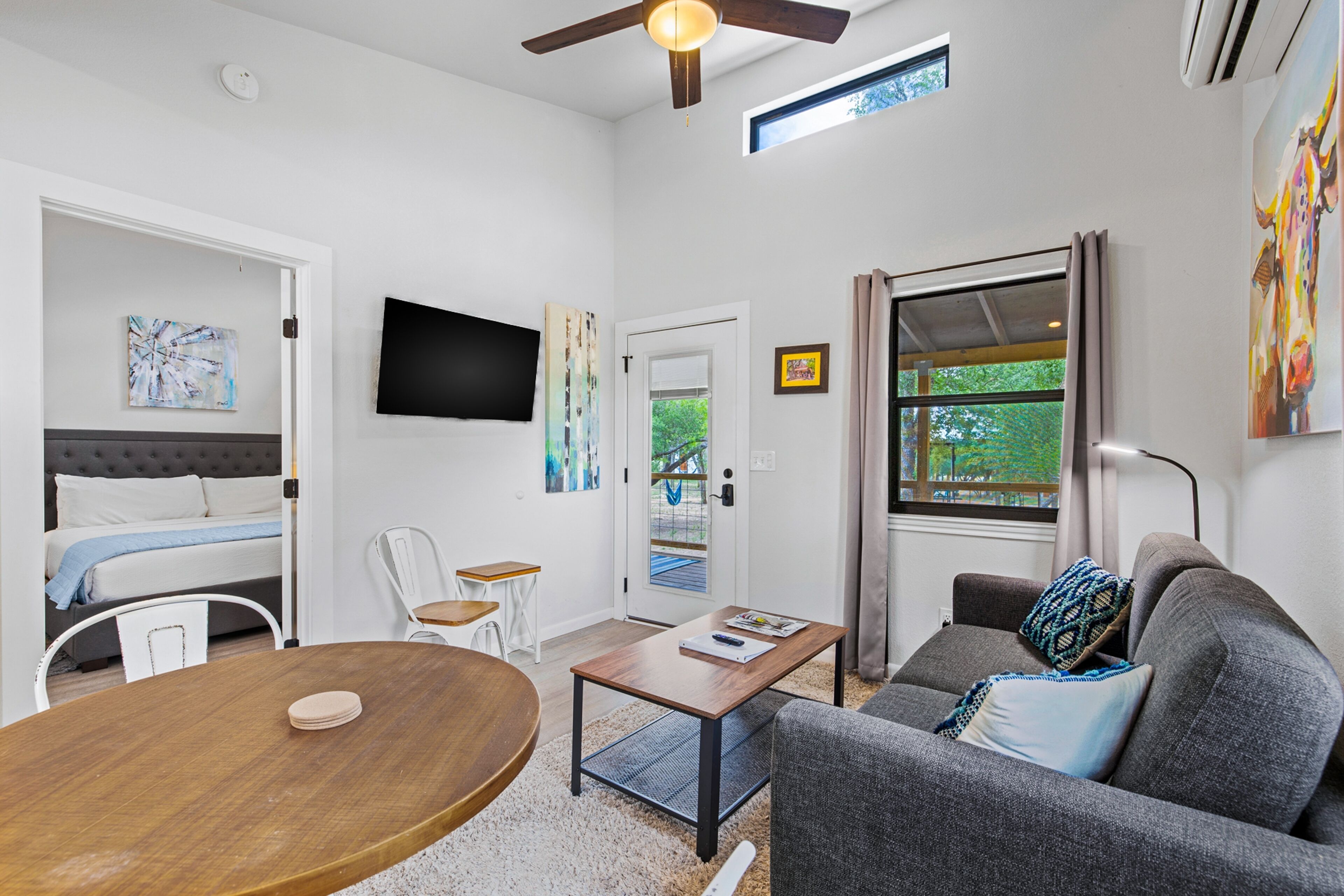 River's Edge Cottage with waterfront location, near wineries & town