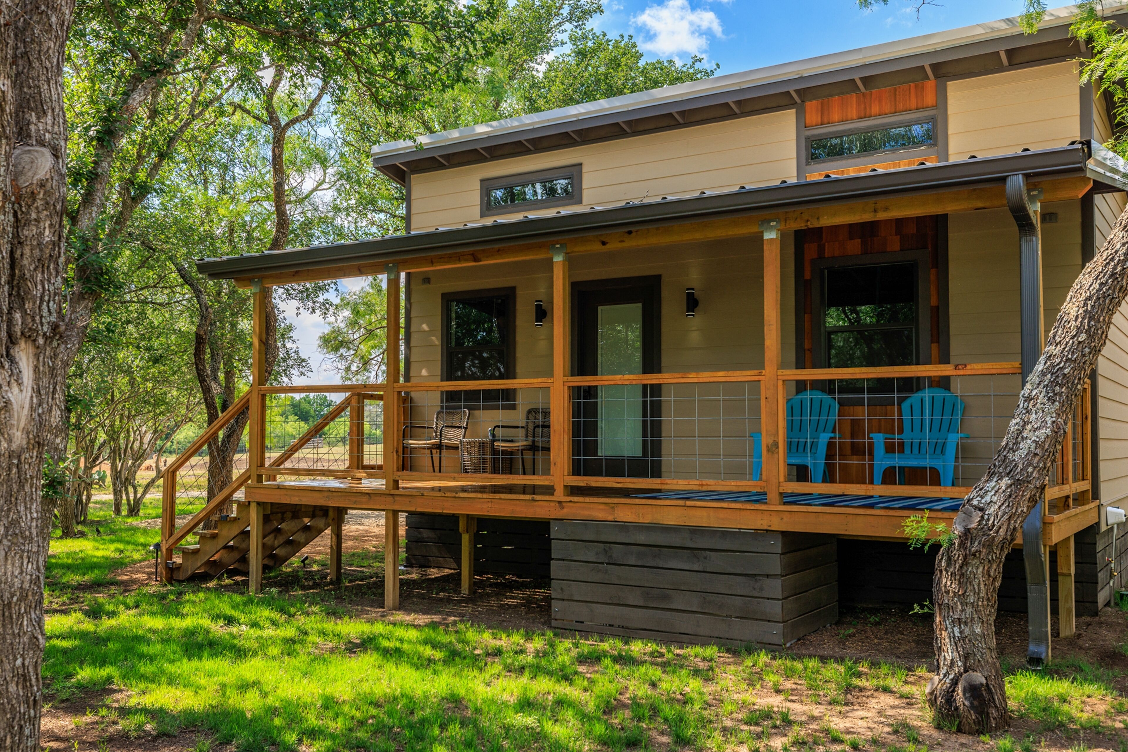 River's Edge Cottage with waterfront location, near wineries & town