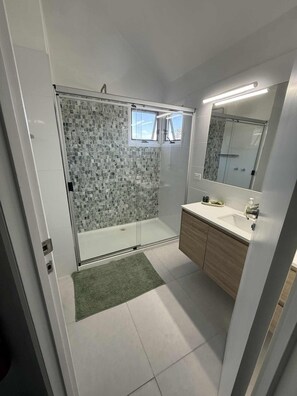 Combined shower/bathtub, hair dryer, towels, soap