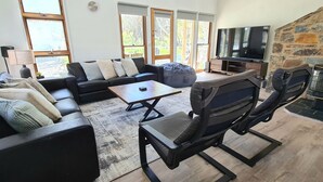 Un salon moderne avec un canapé d’angle, une table basse et une cheminée.