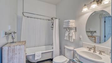 Combined shower/tub, towels, soap, toilet paper