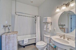 Ensemble douche/baignoire, serviettes fournies, savon, papier toilette