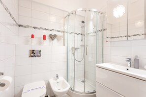 Douche, sĂšche-cheveux, serviettes fournies, savon