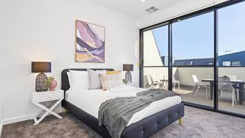 Three Bedroom Townhouse With Parking | 2 chambres, fer et planche à repasser, Wi-Fi gratuit, draps fournis