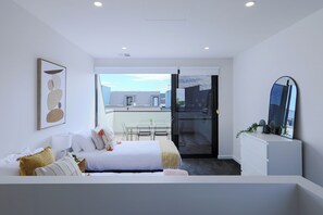 Three Bedroom Townhouse With Parking | Strygejern/strygebræt, gratis Wi-Fi, sengetøj