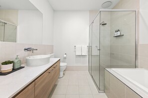 Three Bedroom Townhouse With Parking | 욕실 | 샤워 시설, 무료 세면용품, 헤어드라이어, 타월