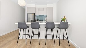 Three Bedroom Townhouse With Parking | 전용 주방 | 커피/티 메이커, 대용량 냉장고, 전자레인지, 오븐