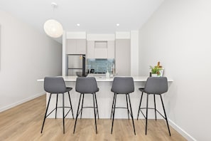Three Bedroom Townhouse With Parking | 私人廚房 | 大型冰箱、微波爐、烤箱、爐台