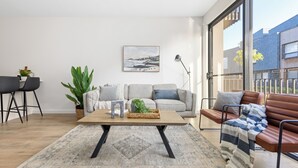 Three Bedroom Townhouse With Parking | 거실 공간 | 평면 TV