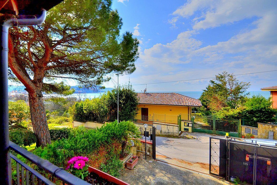 Villa Nives: A spacious three-story villa situated at a short distance from the beach, with Free WI-FI.