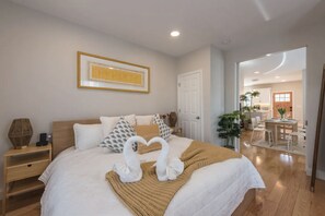 1 bedroom, desk, iron/ironing board, free WiFi - Airy Downtown 1BR w/ Parking (Princeton)