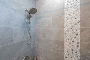 Haartrockner, Handtücher, Seife, Shampoo