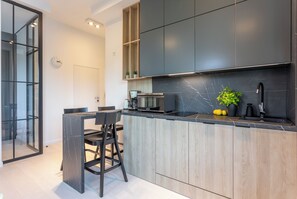 Kjøleskap, kokeplater, oppvaskmaskin og kaffetrakter/tekoker