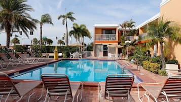 Een verwarmd zwembad