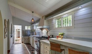 Réfrigérateur, batterie de cuisine, vaisselle et ustensiles