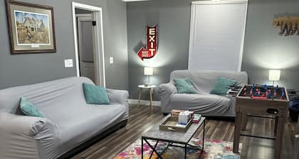 The Riverside Retreat! cozy, newly remodeled home