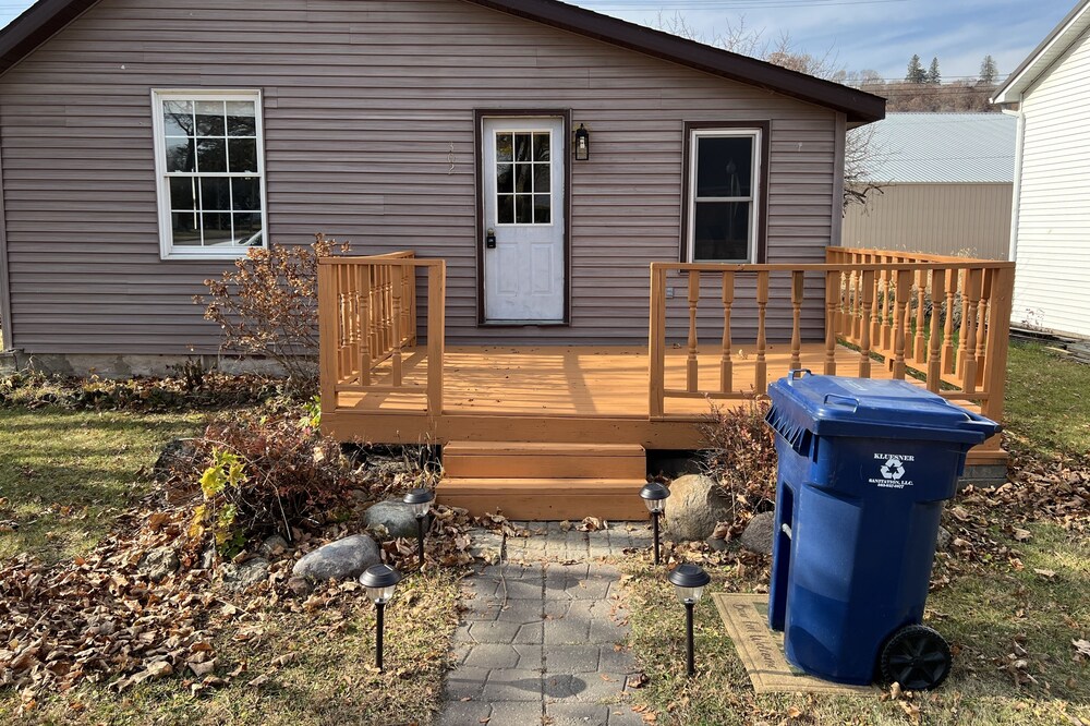 The Riverside Retreat! cozy, newly remodeled home