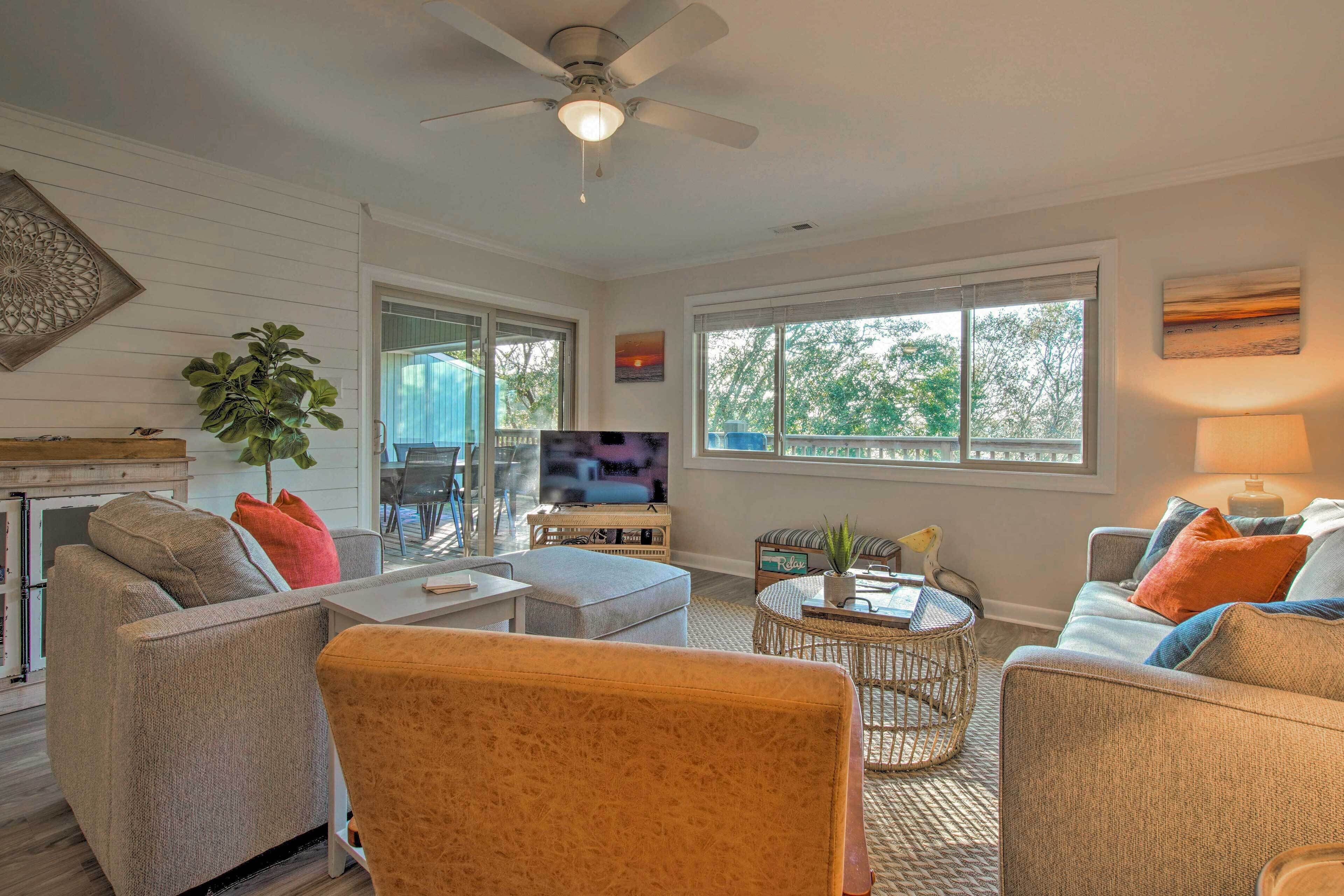 'Sound of the Sea' Oak Island Condo w/ Pools!