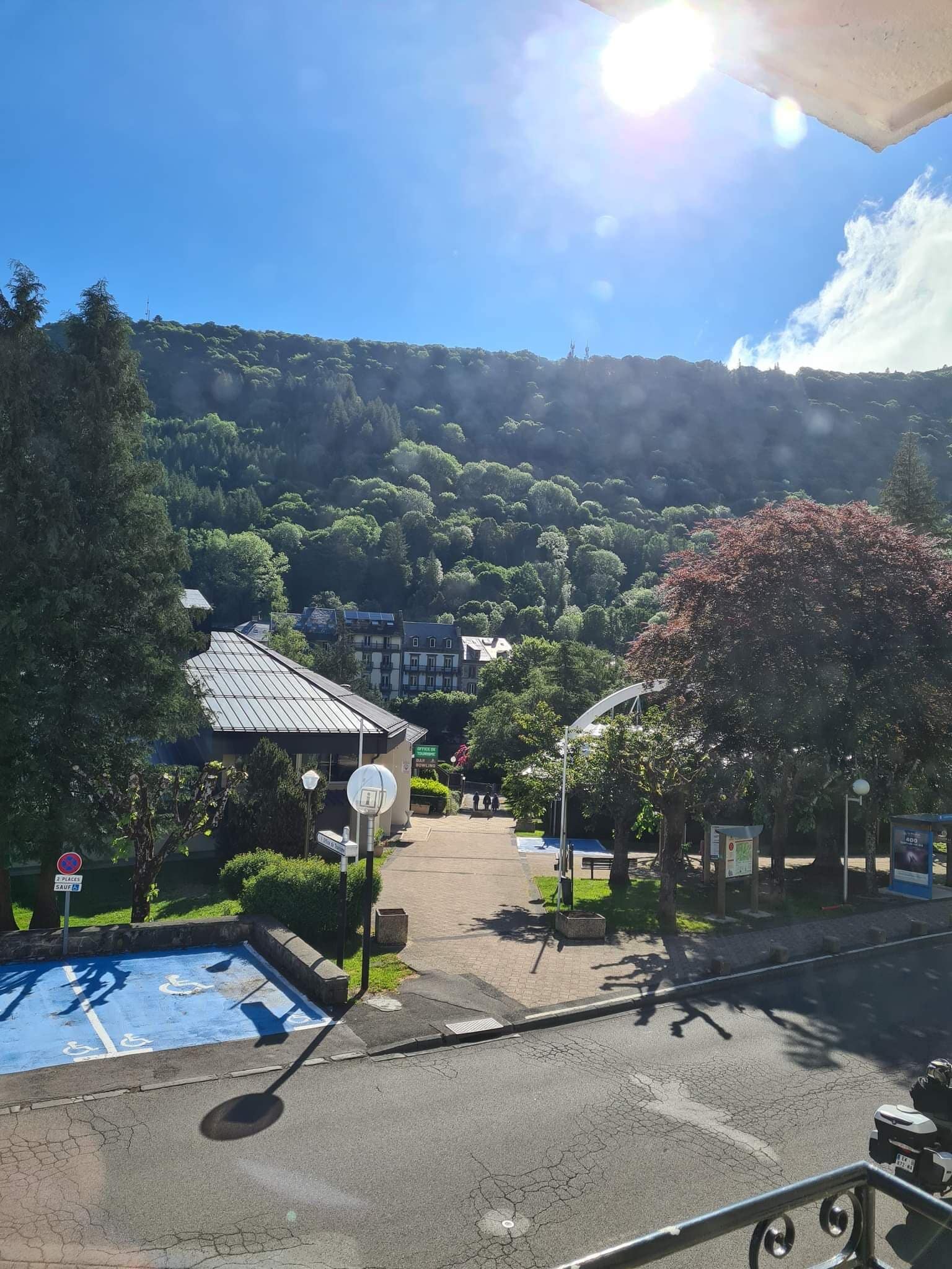 Vue dégagée du balcon (entrée office du tourisme, bowling petit panneau vert)