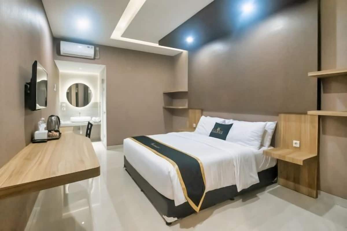 Desk, blackout drapes, WiFi (free), bed sheets