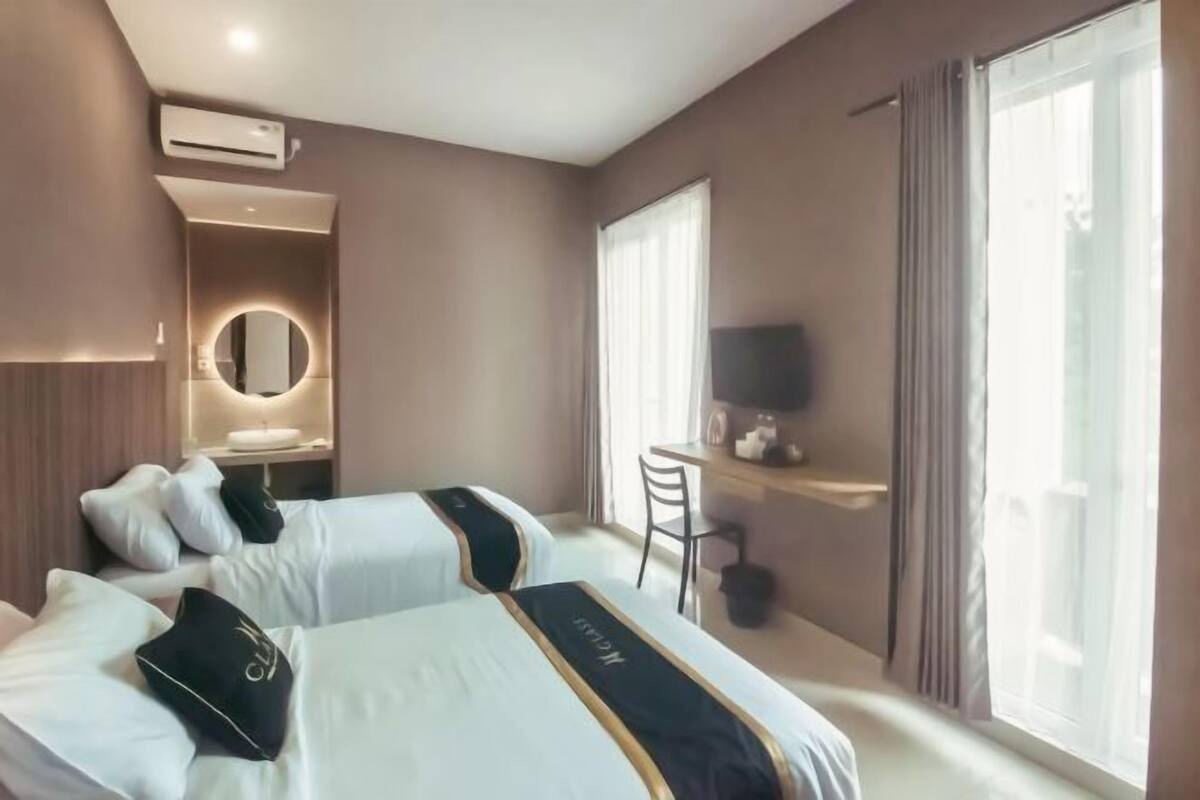 Desk, blackout drapes, WiFi (free), bed sheets