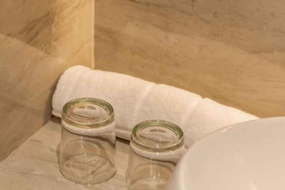 Shower, rainfall showerhead, free toiletries, slippers