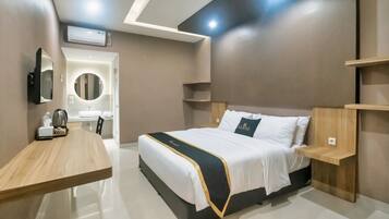 Kamar Double Superior, 1 Tempat Tidur King, pemandangan kolam renang | Meja kerja, tirai kedap cahaya, Wi-Fi gratis, dan seprai linen