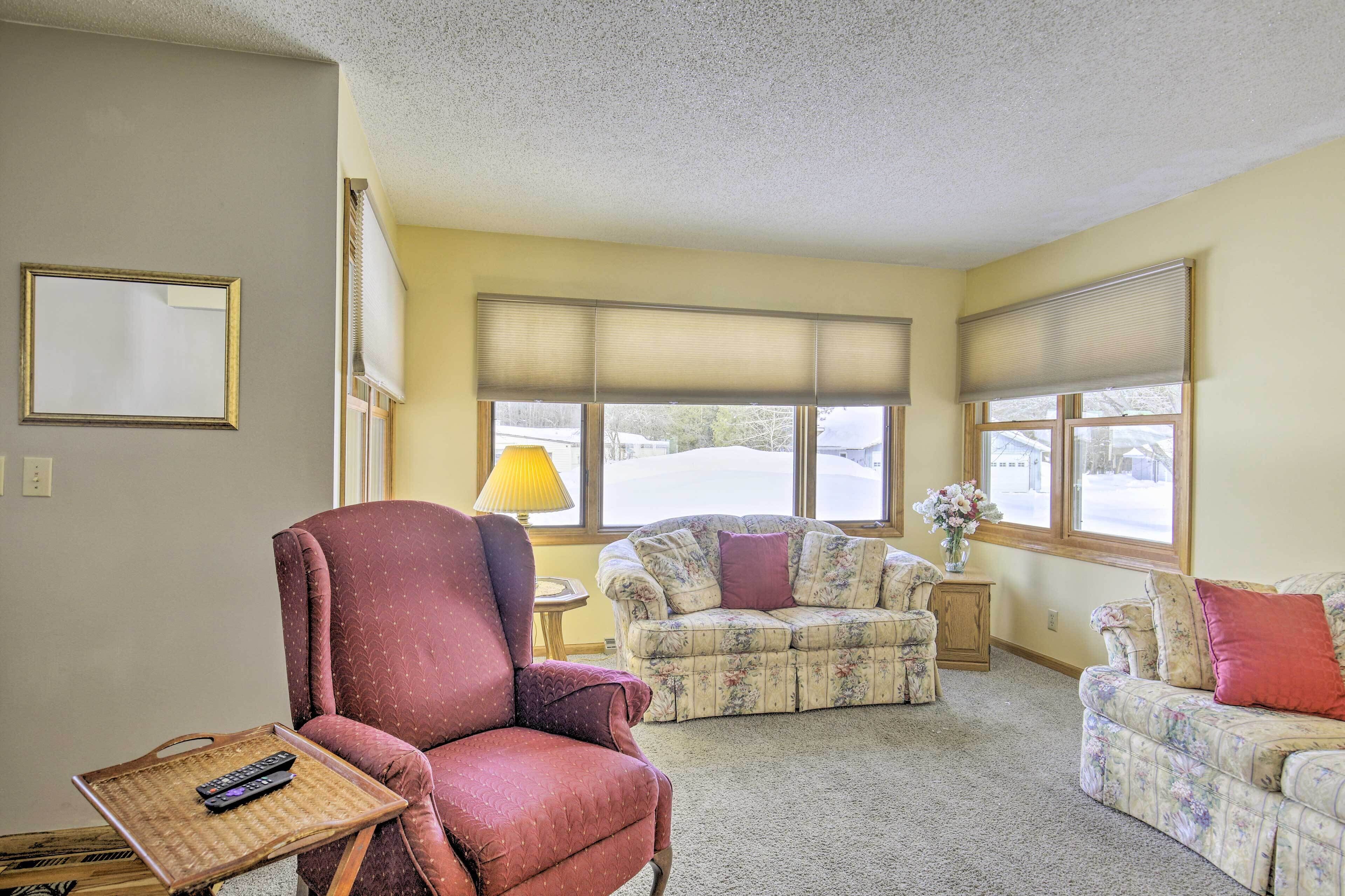 Cozy White Pine Home - 10 Mi to Porcupine Mtn