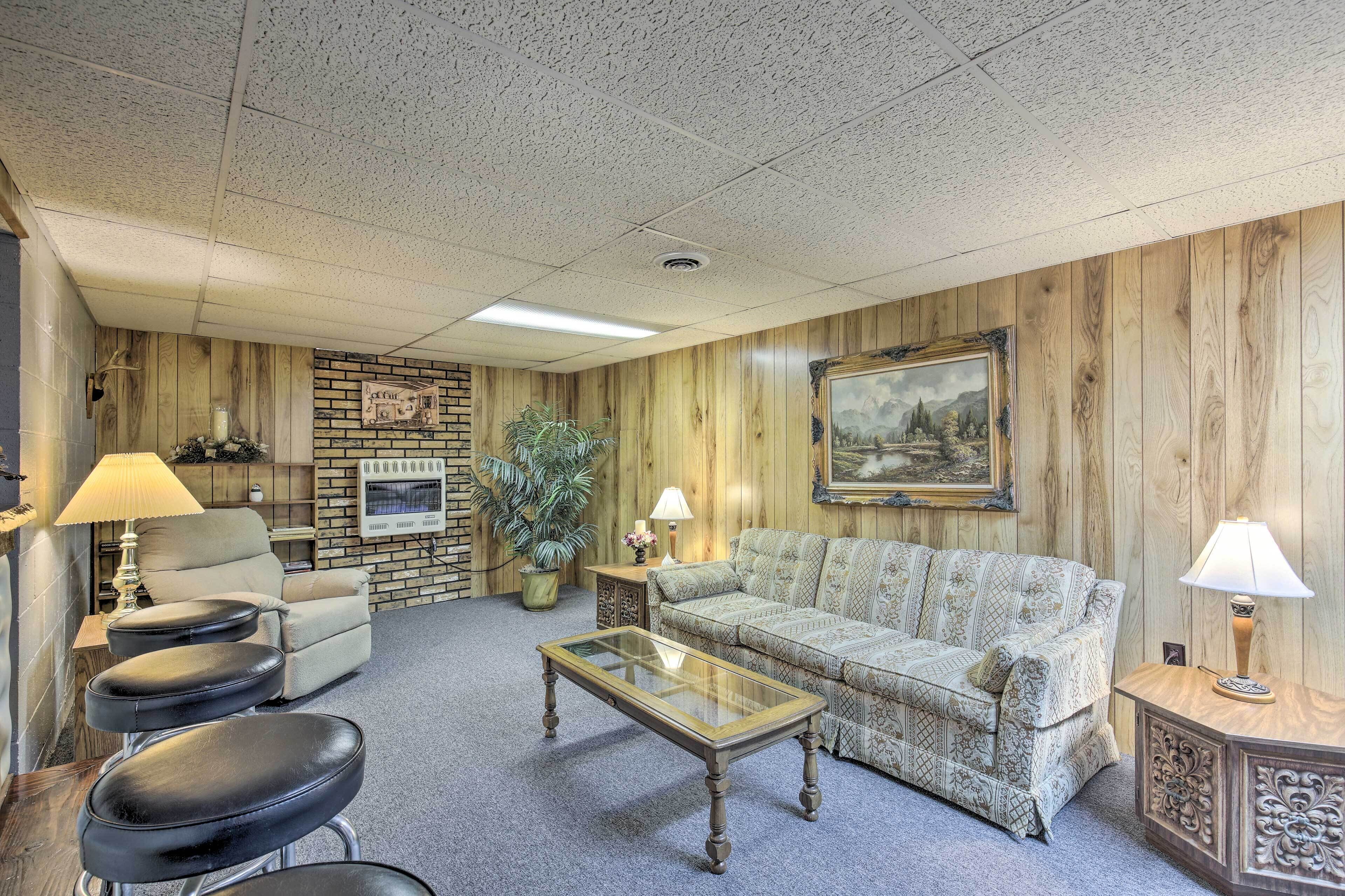 Cozy White Pine Home - 10 Mi to Porcupine Mtn