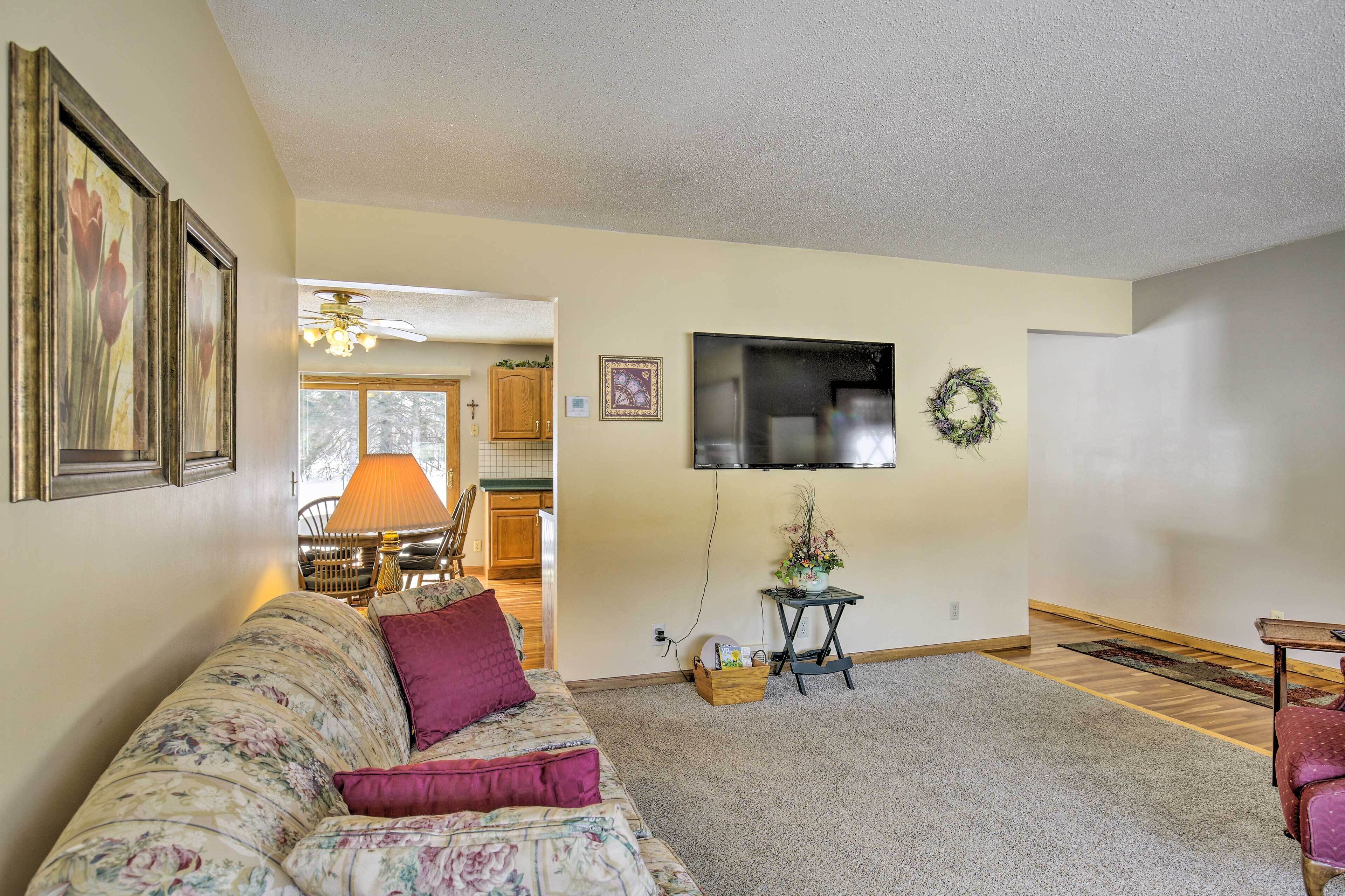 Cozy White Pine Home - 10 Mi to Porcupine Mtn