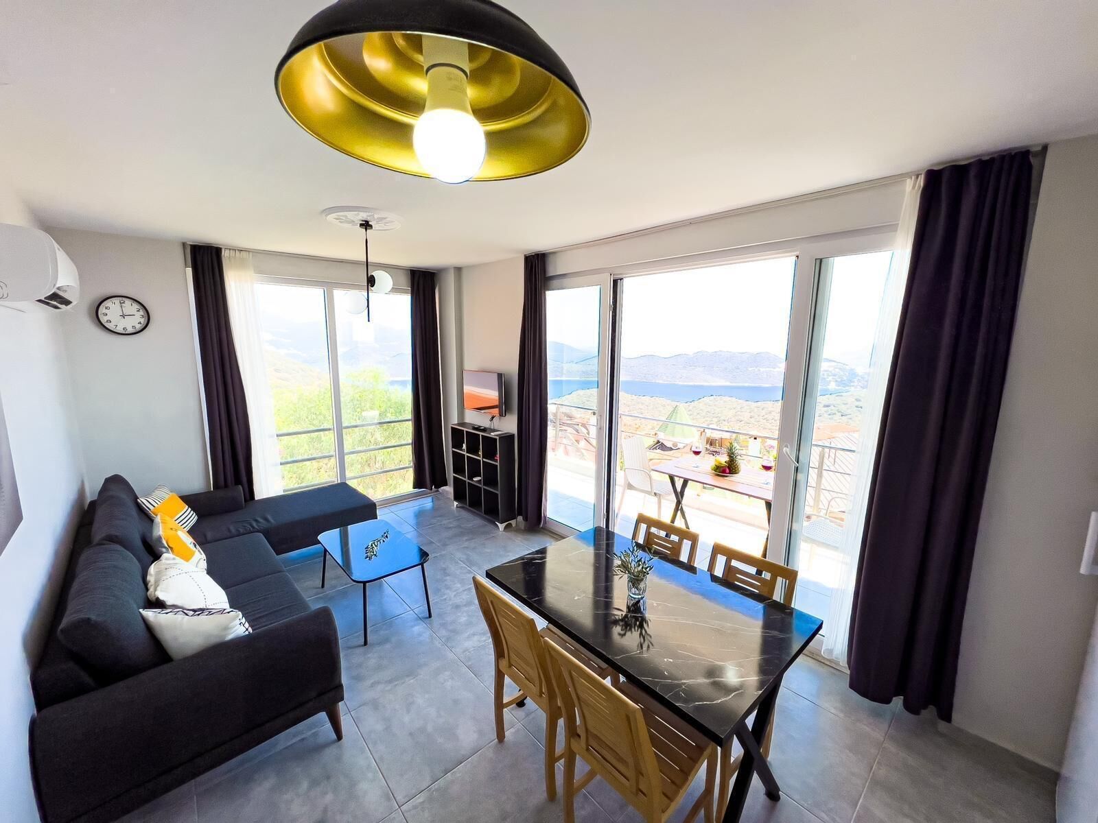 Deniz Manzarali Balkonlu Daire | Oleskelualue | 1–tuumainen LCD-televisio, jossa satelliittikanavat