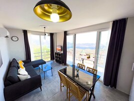 Deniz Manzarali Balkonlu Daire | Zona de estar | Televisión LCD de 1 pulgadas con canales por satélite, una televisión