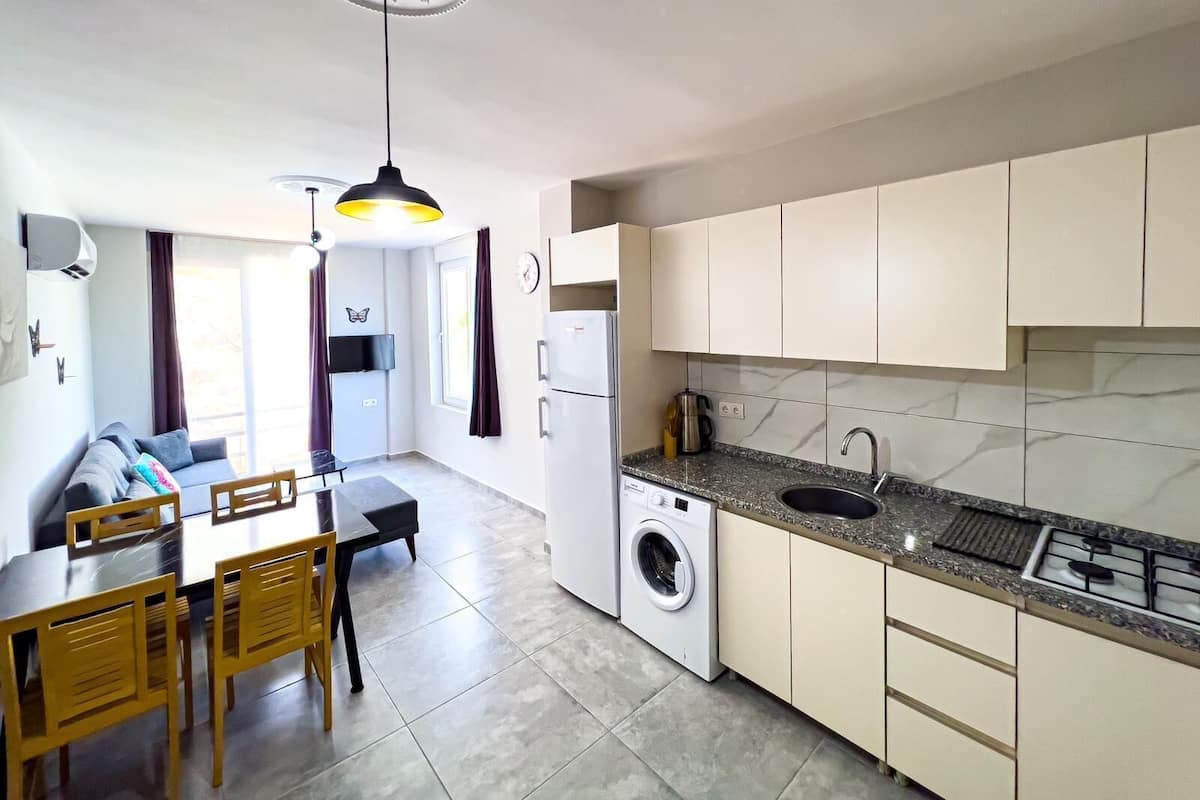 Doga Manzari Balkonlu Daire | Living area | 1-inch LCD TV with satellite channels, TV