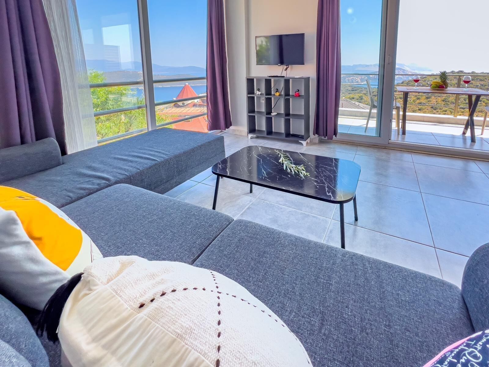 Deniz Manzarali Balkonlu Daire | Khu phòng khách | TV LCD 1-inch có truyền hình vệ tinh, TV 