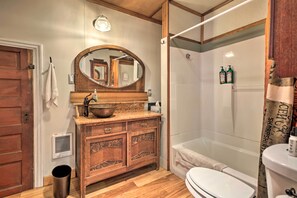 Kostenlose Toilettenartikel, Haartrockner, Handtücher