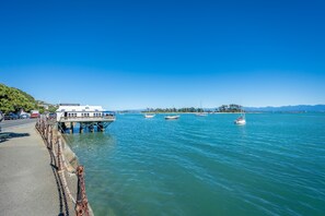Beach nearby - The Pilot House - Nelson Waterfront Holiday Home! (Nelson)