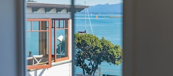 The Pilot House - Nelson Waterfront Holiday Home!