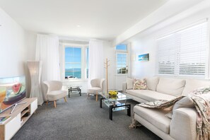 Smart TV, DVD player - The Pilot House - Nelson Waterfront Holiday Home! (Nelson City)