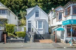 Exterior - The Pilot House - Nelson Waterfront Holiday Home! (Nelson)
