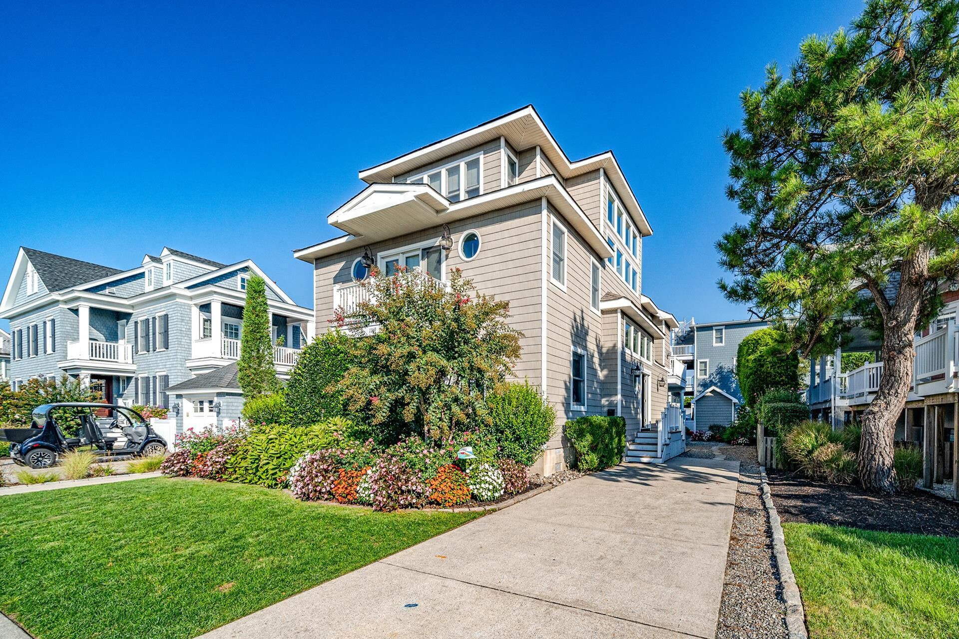 Beautiful 5 bedroom home located in the beach block, no streets for the children to cross to get to the beach!