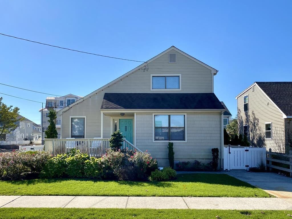 This 3-bedroom and 2-bath home is a traditional style home with swimming pool and newly remodeled kitchen and baths.