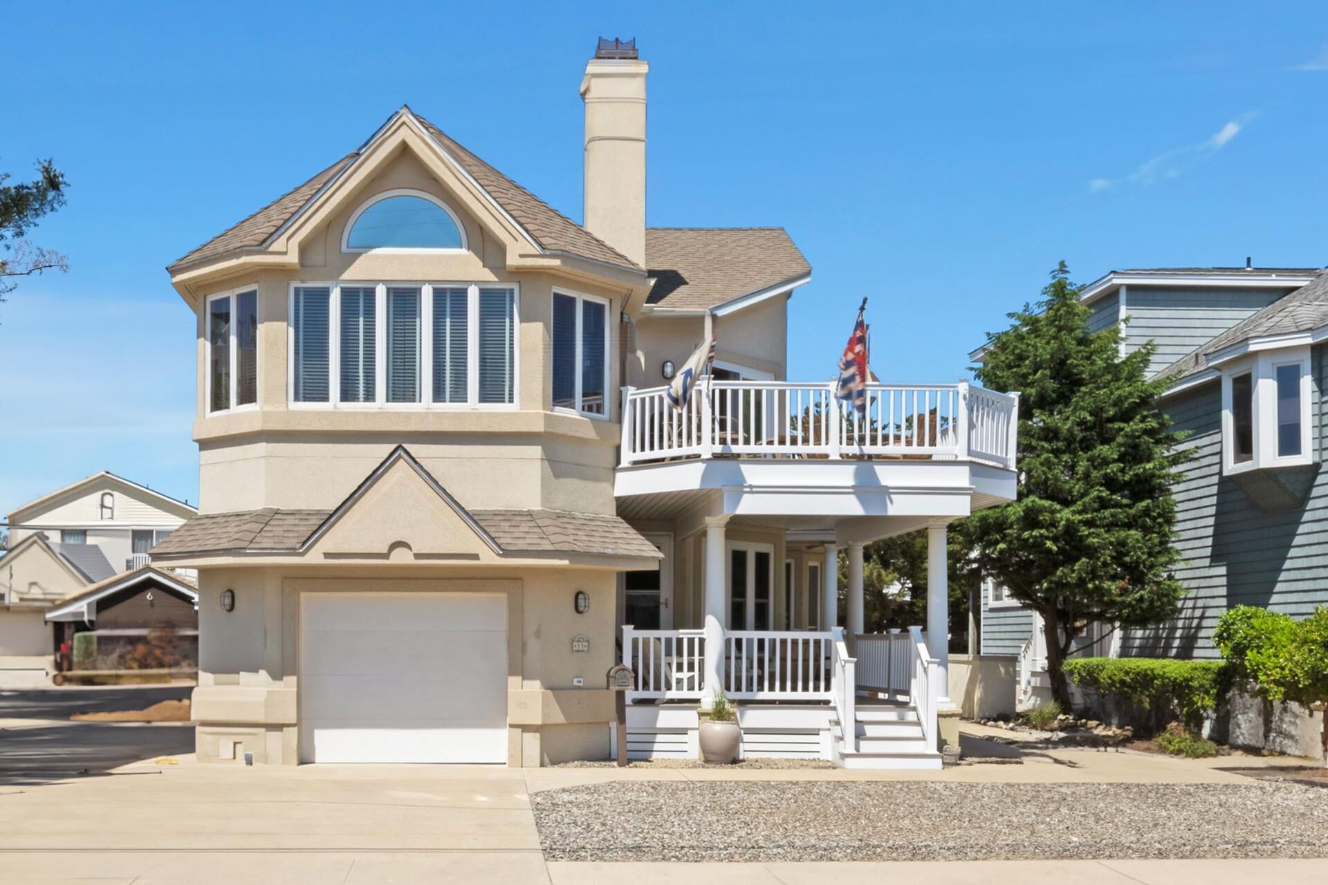 Beautiful BEACHBLOCK with 5 bedrooms and a POOL!