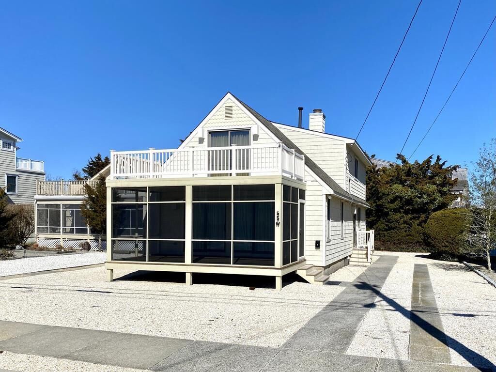 Adorable 5 bedroom just ONE BLOCK to the beach!