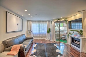 TV, books - Bright Burbank Condo < 2 Mi to Griffith Park! (Burbank)