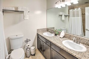 Amenidades de baño gratuitas, secadora de cabello, toallas 