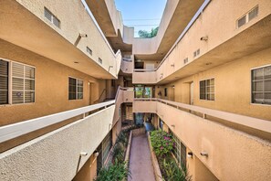 Exterior - Bright Burbank Condo < 2 Mi to Griffith Park! (Burbank)